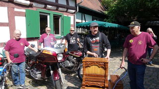 Im Hof des Heimatmuseums: Charly Hartnagel (v.li.), Wolfgang Keßler, Peter Lauinger, an der Orgel Christoph Oberfeld und rechts Stefan Weis.