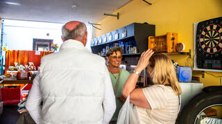 Ingrid Hamm konnte den Besuchern viel bieten: von Kleidung über Körbe und Vasen - für alle war etwas dabei.