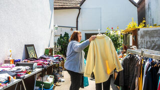 Elke Landgraf bot viele Klamotten in ihrem Hof an.