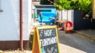 Der Bürstädter Hofflohmarkt fand bei strahlendem Sonnenschein statt.