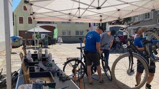 Die Mitarbeiter von Basement Bikes hatten beim kostenlosen Radcheck in Seckenheim alle Hände voll zu tun.