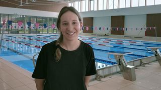 Im Zuge der Sommerspiele entstanden im Norden von Paris auch mehrere kleinere Schwimmbäder – wie hier in Pierrefitte-sur-Seine. Seitdem kann Grundschullehrerin Marine Genton Kindern wieder vermehrt das Schwimmen näherbringen.