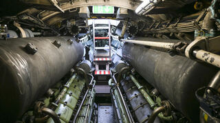 Drangvolle Enge herrscht im U-Boot, hier im Motorraum.