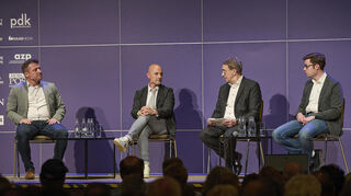 Auf dem Podium beim „SHM“-Wahlforum in Lampertheim (v.l.): Die Bürgermeisterkandidaten Alexander Scholl, Marco Steffan und Marius Schmidt (r.), dazwischen Moderator Bernhard Zinke (2.v.r.).
