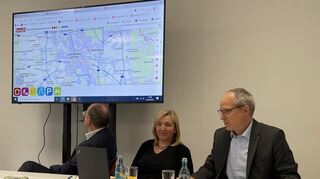 Marcus Langer vom Fachbereich Geoinformation und Stadtplanung (r.) und Baustellenmanagerin Anja Ehrenpreis (M.) stellen Oberbürgermeister Christian Specht das neue Mobilitätsportal vor.