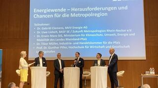 Doris Wittneben (v.l.), Gabriël Clemens, Erwin Manz, Uwe Liebelt, Tibor Müller und Gunther Piller auf dem Podium.