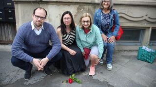 Die Initiatorin der hiesigen Stolperstein-Verlegung, Stadträtin Alice van Scoter (2. v. l.), mit den Rheinauer Bezirksbeiräten Christoph Hambusch (CDU), Ulrike Kahlert (SPD) und Verena Doepp (Grüne).