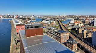 Im Mannheimer Hafen können Schiffe, Züge und LKW beladen werden
