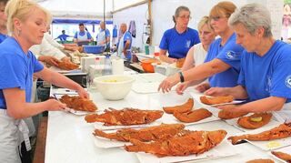 Fischerfest in Ilvesheim: Jedes Mal sind zahlreiche Helferinnen und Helfer schier unermüdlich im Einsatz, auch um wie hier Fische zum Verkauf vorzubereiten.