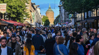 Die Planken voll mit Menschen und hinten der Wasserturm beim Stadtfest in Mannheim.