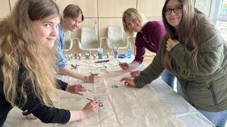 Mit Künstlerin Valentina Jaffé (2. v. r.) konnten die Schülerinnen und Schüler gemeinsam an einem Kunstprojekt arbeiten.