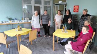 Sabrina Mohr (Leiterin Familienzentrum Lampertheim, 2. l.) organisierte gemeinsam mit Kita und Seniorenheim am Guldenweg ein Nachbarschaftsfest.