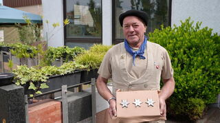 Steinmetz Detlef Kleinadam aus Ilvesheim mit der Gedenkplatte für den auf dem Mannheimer Marktplatz getöteten Polizisten Rouven Laur.