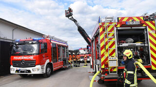 Bei der Übung an der Heddesheimer Biogasanlage waren zahlreiche Fahrzeuge von mehreren Feuerwehren beteiligt.