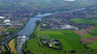 Blick auf die Kommunen der Region. Links des Flusses ist Ladenburg zu sehen, rechts Neckarhausen.
