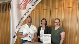 Bürgermeister Achim Weitz (v.l.), Sandra Barth und Daniela Ebert stellten im Juli 2024 im Rathaus die Aktion "Mietpartner Heddesheim" vor.