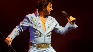 Fast wie das Original: Nils Strassburg in „The Musical Story of Elvis“ im Mannheimer Rosengarten.