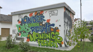 Im Rahmen des Aktionsplans Kinderfreundliche Kommune hatten Kinder und Jugendliche ein Graffiti an das Trafo-Häuschen am Alfred-Delp-Platz gesprüht.