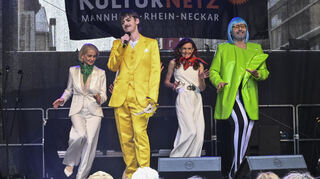 Sorgen für Amüsement und auch einen Schreckmoment auf der Kulturnetz-Bühnee: Mitglieder vom Schauspiel-Ensemble des Nationaltheaters als „Schräge Vögel“.