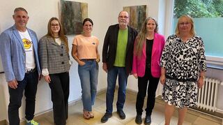 Sechs Künstler gestalteten die Ausstellung der Künstlerinitiative Lampertheim, unter ihnen auch KIL-Chef Bernhard Hossner (3.v.r.).