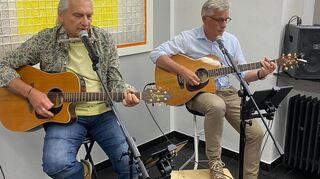 Das Duo Auszeit unterhielt das Publikum bei der Vernissage.