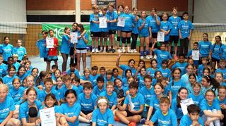 Auf dem Podest von links: das Jungen-Team „FC Bro tatos“ aus der Rheinauschule und bei den Mädchen das „MMJ Team“ aus der Uhlandschule.