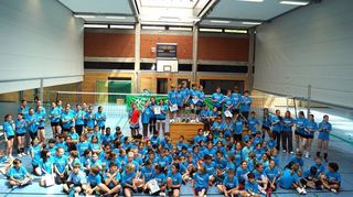 So sehen Sieger aus: Für alle Teilnehenden gab es Urkunden und die blauen VolleyKids-T-Shirts. Rechts und links stehen die fleißigen Helferinnen aus dem Geschwister-Scholl-Gymnasium.
