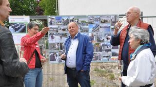 Friederike Mauler, Vorstandsmitglied der Energiegenossenschaft Hohe Waid, (l., rote Jacke) im Gespräch mit dem stellvertretenden Bürgermeister Ralf Kohl rechts neben ihr.