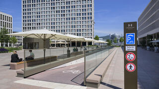 Vom Europaplatz führt eine Rampe bequem ins neue Fahrradparkhaus, das direkt am Heidelberger Hauptbahnhof liegt (im Hintergrund). Das Parken in den ersten 24 Stunden ist kostenfrei.