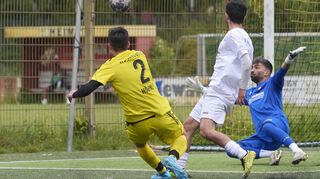 Auch dieser Versuch von Gartenstadts Fridolin Höhnle (links) verpasst das Tor von Türkspor-Keeper Hamdi Koc (rechts).