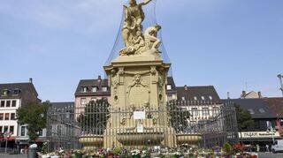 Nach dem Messerattentat im Mai 2024 werden am Marktplatz in Mannheim zum Gedenken immer wieder Blumen und Kerzen niedergelegt. An diesem Samstag wird der Jahrestag mit einer Gedenkveranstaltung begangen.