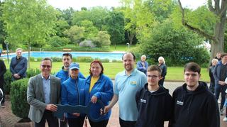 Offizieller Saisonstart: Schlüsselübergabe mit Bürgermeister Ralf Eisenhauer (l.), Bad-Leiterin Claudia Stanislawski (rechts neben ihm) und ihrem Team, Fördervereinschef Christoph Hambusch (3. v. r.) und den Aktiven der DLRG.