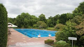 Das große Schild lädt "Schwimmer" ein, doch angesichts des Wetters bleibt das Becken am Wochenende noch leer. Doch die wunderbare Anlage steht natürlich den ganzen Sommer über bereit.