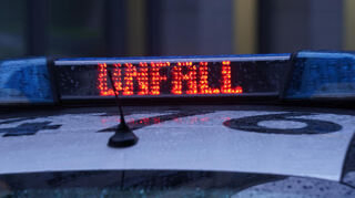 Eine 39-Jährige ist dem Fahrzeug vor ihr in Ladenburg am Montagmittag ins Heck gefahren.