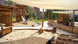 Im Außenbereich beim Kinderhaus "Die kleinen Stromer" auf Turley können die Kinder mit verschiedenen Klettergeräten, Rutsche, Holzhäuschen, einem Sand- und einem Wasserplatz Natur erleben.