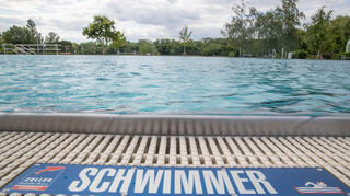 Das neue Schwimmerbecken im Freibad ist fertig und kann vorbehaltlich der Freigabe durch das Gesundheitsamt des Kreises mit etwas Glück an Pfingsten in Betrieb genommen werden. In den kommenden Tagen sollen die Ergebnisse der Wasserproben eingehen.