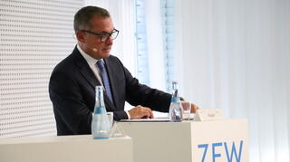 Nagel wirkt ernst, stets in fachlichem Duktus, will Optimismus verbreiten.