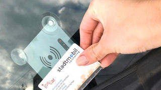 Mit einer Scheckkarte kann jede einzelne Fahrt beim Carsharing aktiviert werden.