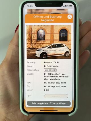 Mit einer App auf dem Handy lassen sich die Fahrzeuge fürs Carsharing öffnen und aktivieren.