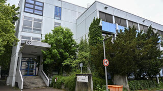 Eine 16-jährige Schülerin hat eine Lehrerin in der Karolina-Burger-Realschule plus in Ludwigshafen mit einem Messer im Lehrerzimmer bedroht.