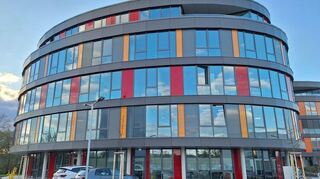 Das neue Gebäude im Bannholzgraben in Viernheim bietet nicht genug Platz. Deshalb sind zunächst zwei Ämter im alten Rathaus verblieben.