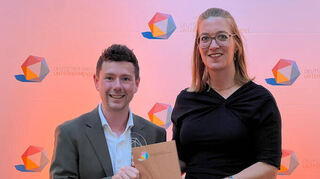 Für „LUnited“ ausgezeichnet: Anna Katharina Rapp und Tobias Müllers vom Gesellschaftlichen Engagement der BASF mit dem Deutschen Preis für Unternehmensengagement.