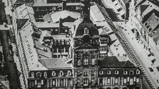 Luftaufnahme des Alten Kaufhauses, vor 125 Jahren ins Eigentum der Stadt gelangt und zum Rathaus umgebaut. Die hinteren Häuser und Grundstücke waren vorher in Privatbesitz, der vordere Teil gehörte dem Land.