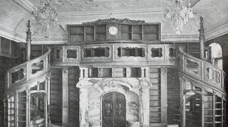 Der prächtige neue Stadtratssaal mit Bibliothekswand und beidseitigen hölzernen Wendeltreppen 1910.