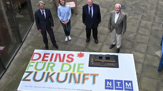 Spender, die auf Nachahmer hoffen: v.l. Geschäftsführender Intendant Tilmann Pröllochs, Beate R. Schmidt, Carl-Heinrich Esser und Manfred Fuchs engagieren sich für das Nationaltheater.