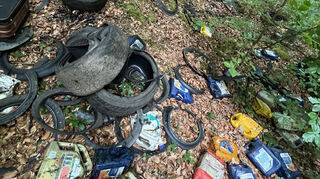 Die illegale Müllablagerung an einem Waldweg in Heddesbach. Der Waldboden ist nun kontaminiert. Die Polizei Mannheim ermittelt.