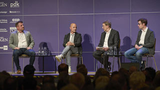 Diskussion um Lampertheims Zukunft: Beim Forum des Südhessen Morgen zur Bürgermeisterwahl kamen die drei Kandidaten zusammen: Von links aus gesehen: Alexander Scholl (CDU), Marco Steffan (parteilos), Moderator und Redakteur Bernhard Zinke und Marius Schmidt (SPD).