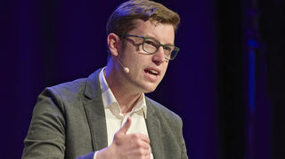 Erster Stadtrat Marius Schmidt (SPD) argumentiert.