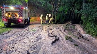 Die Feuerwehr ist bei der Überflutung des Waldschwimmbads in Schriesheim nach Starkregen in Einsatz.