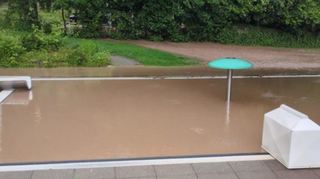 Das Kinderbecken im Waldschwimmbad Schriesheim ist überflutet.